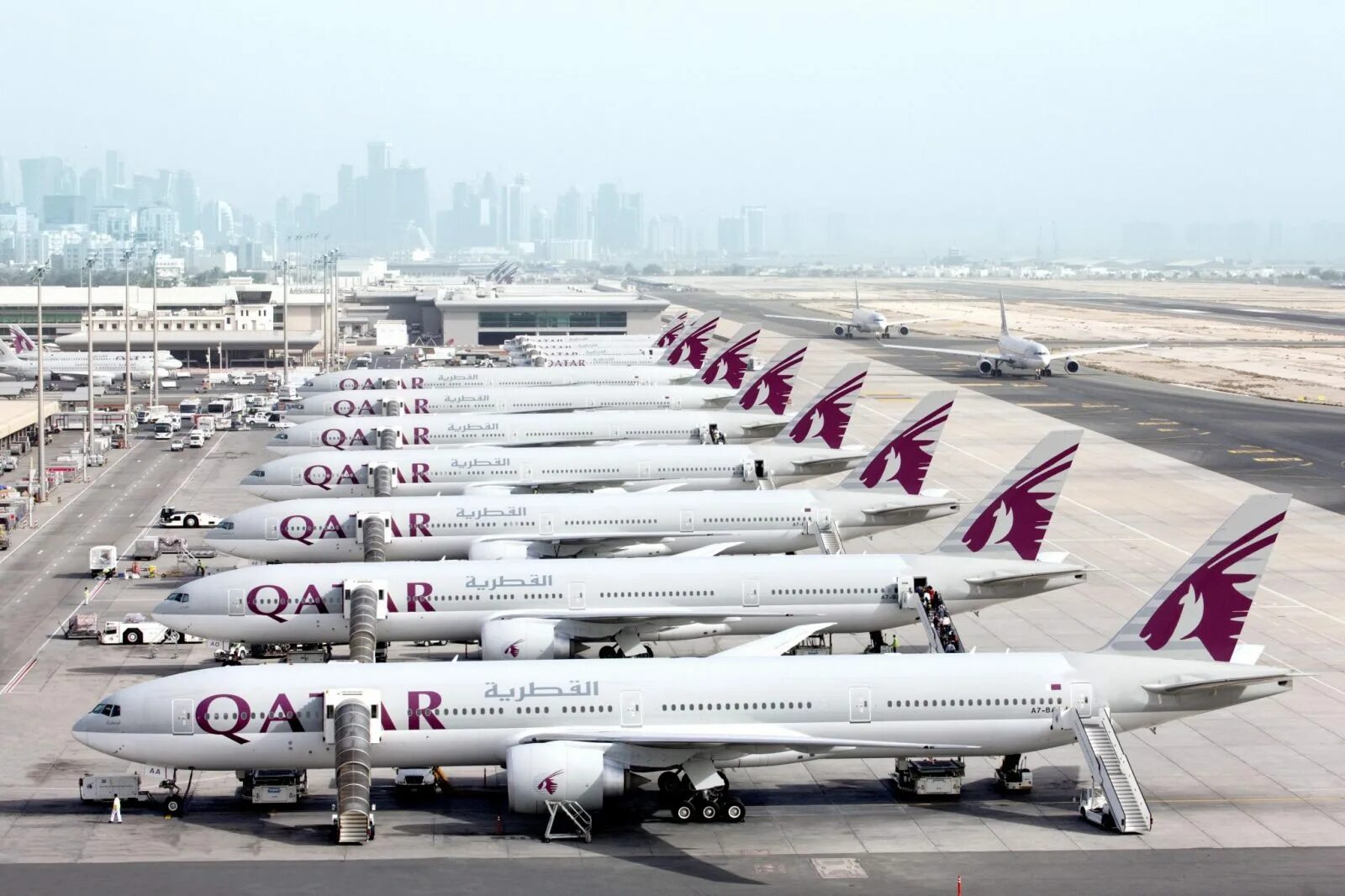 Самое эйр. Самолет Катар. Авиакомпания Qatar Airways самолеты. Доха Катар авиакомпания. Самолет Катар Эйрвейз.