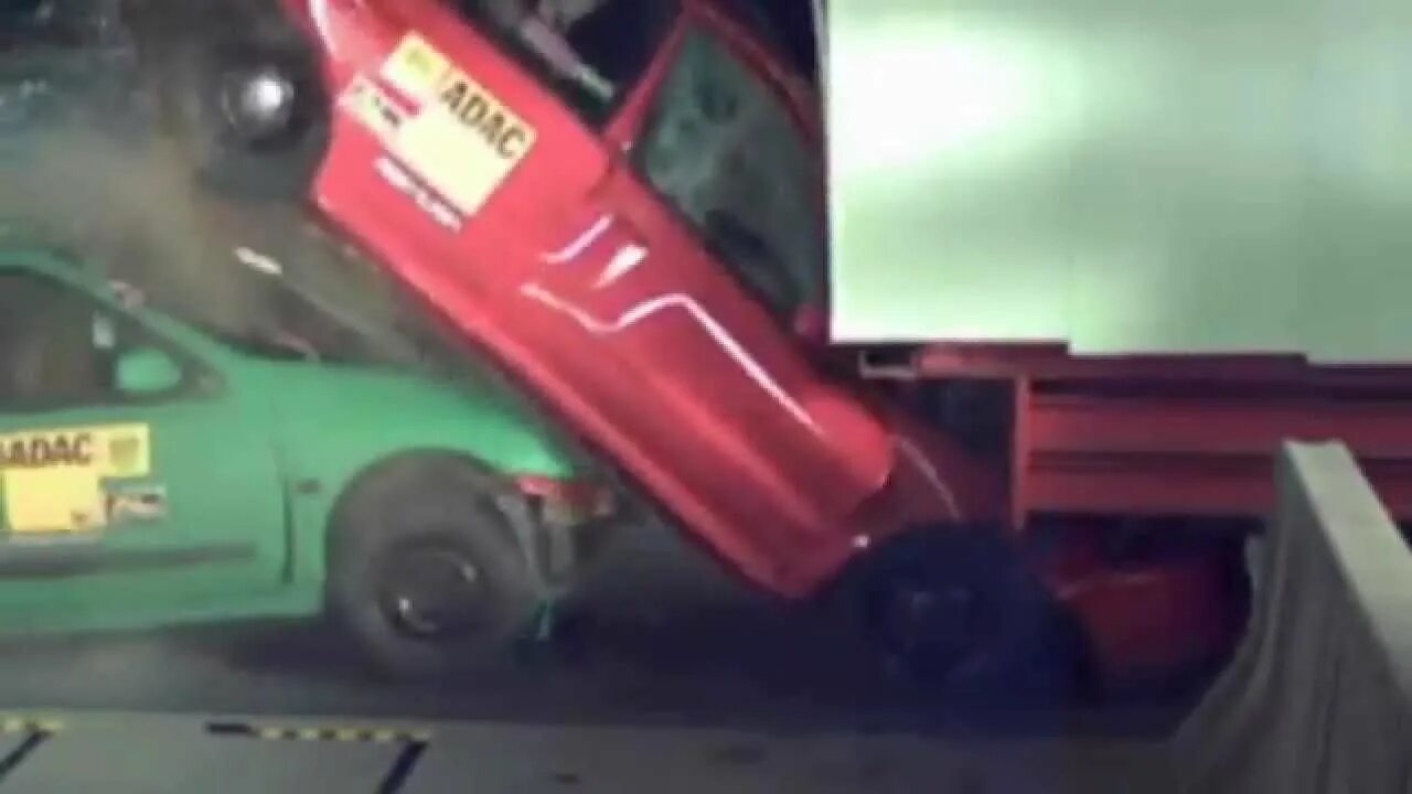 Грузовик на скорости кращтест. Краш тест тягач. Краш тест скания. Краш тест скания. Краш тест скания.