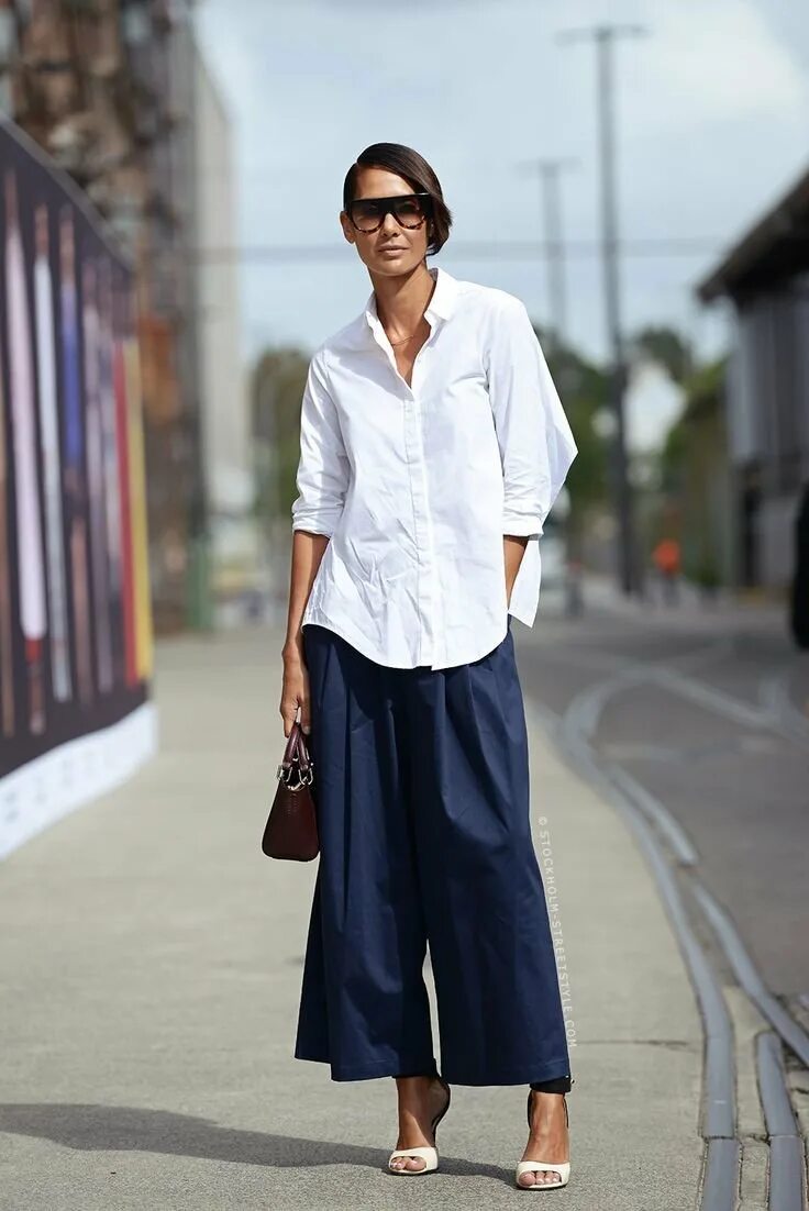 Брюки палаццо outfit. Брюки палаццо street style. Брюки клеш street style 2020. Как носить широкие женские. Брюки палаццо с челси.