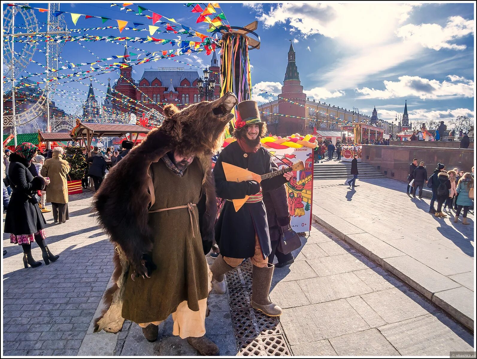 Включи большой российский. Медведи на улицах России. Медведь в Москве на улице. Медведь на красной площади. Медведи на улице в России глазами иностранцев.