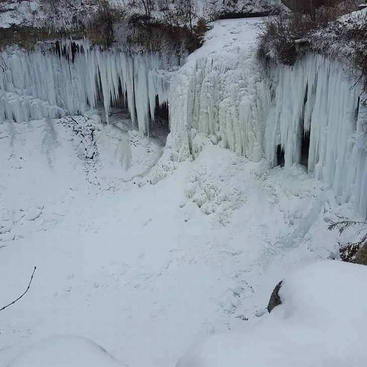 Freezing us. Замерзший водопад Миннехаха. Замерзший водопад фото. Северная Америка снег. Канада холод.