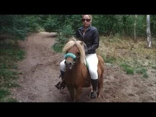 Пара лошадей. Парень и девушка на лошади. Лошади парочка. Девушка и мужчина на лошади. Riding lovers cl 5885.