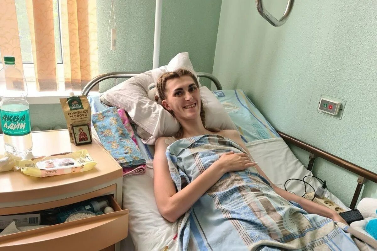 Девушка в больнице после аварии.