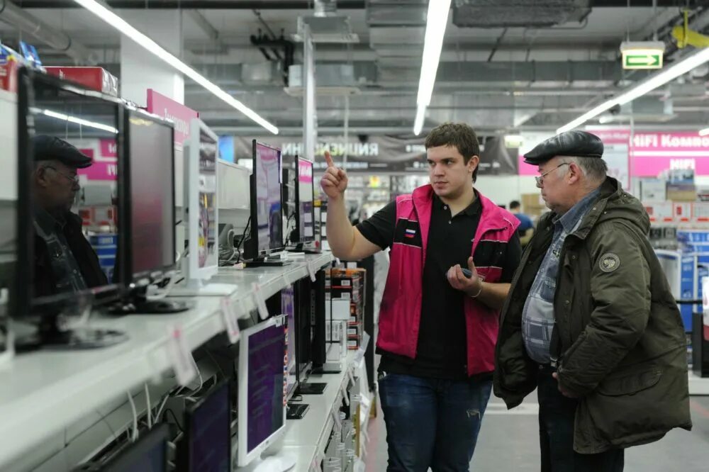Торгующие бытовой. Покупатель в магазине электроники. продавец электроники. крупный магазин техники. продавец бытовой техники.