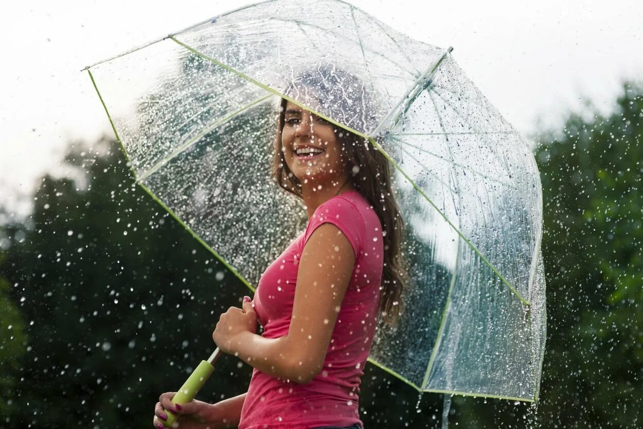 Как животные радуются дождю. Женщина с зонтом. Зонт под дождем. Фотосессия с прозрачным зонтом. Женщина с зонтом под дождем.