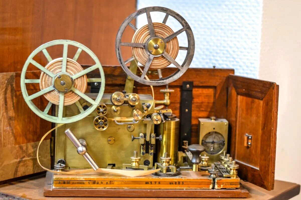 Радио новое время. Телеграфный аппарат 19 века. Телеграфный аппарат Морзе. Первый электромагнитный Телеграф Морзе. Аппарат Морзе 19 век.