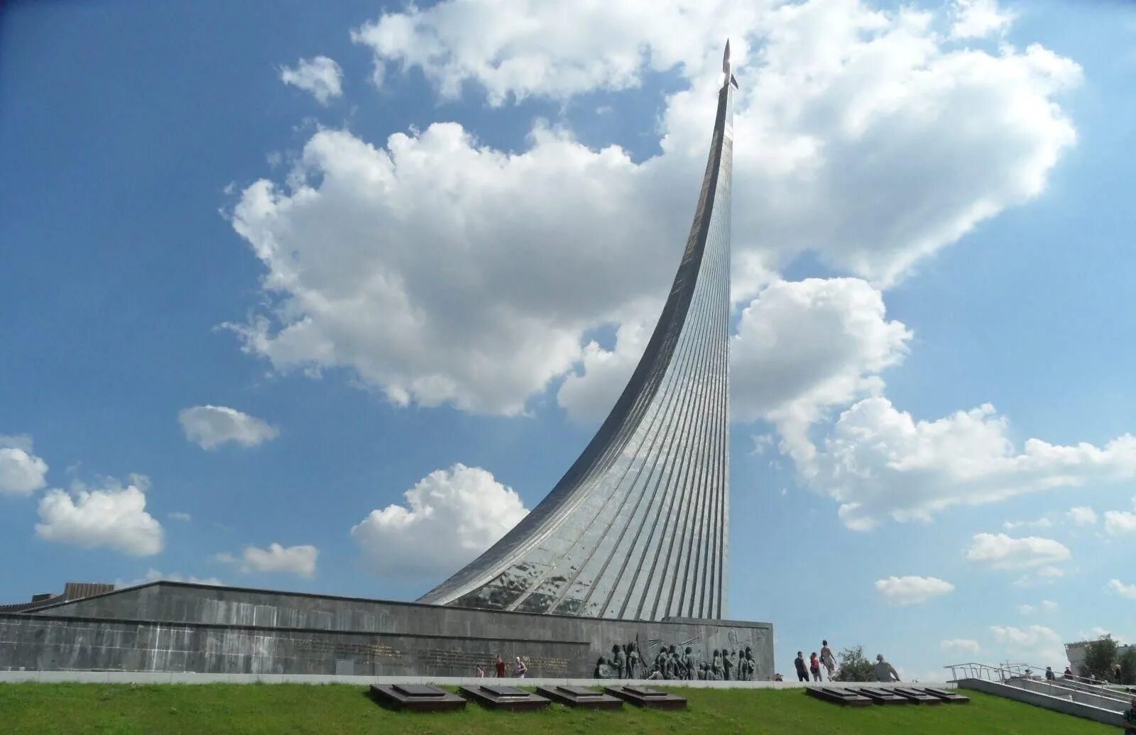 Памятник первому полету в космос. Памятник-Обелиск «покорителям космоса». Обелиск покорителям космоса в Москве. Монумент покорителям космоса на ВДНХ.