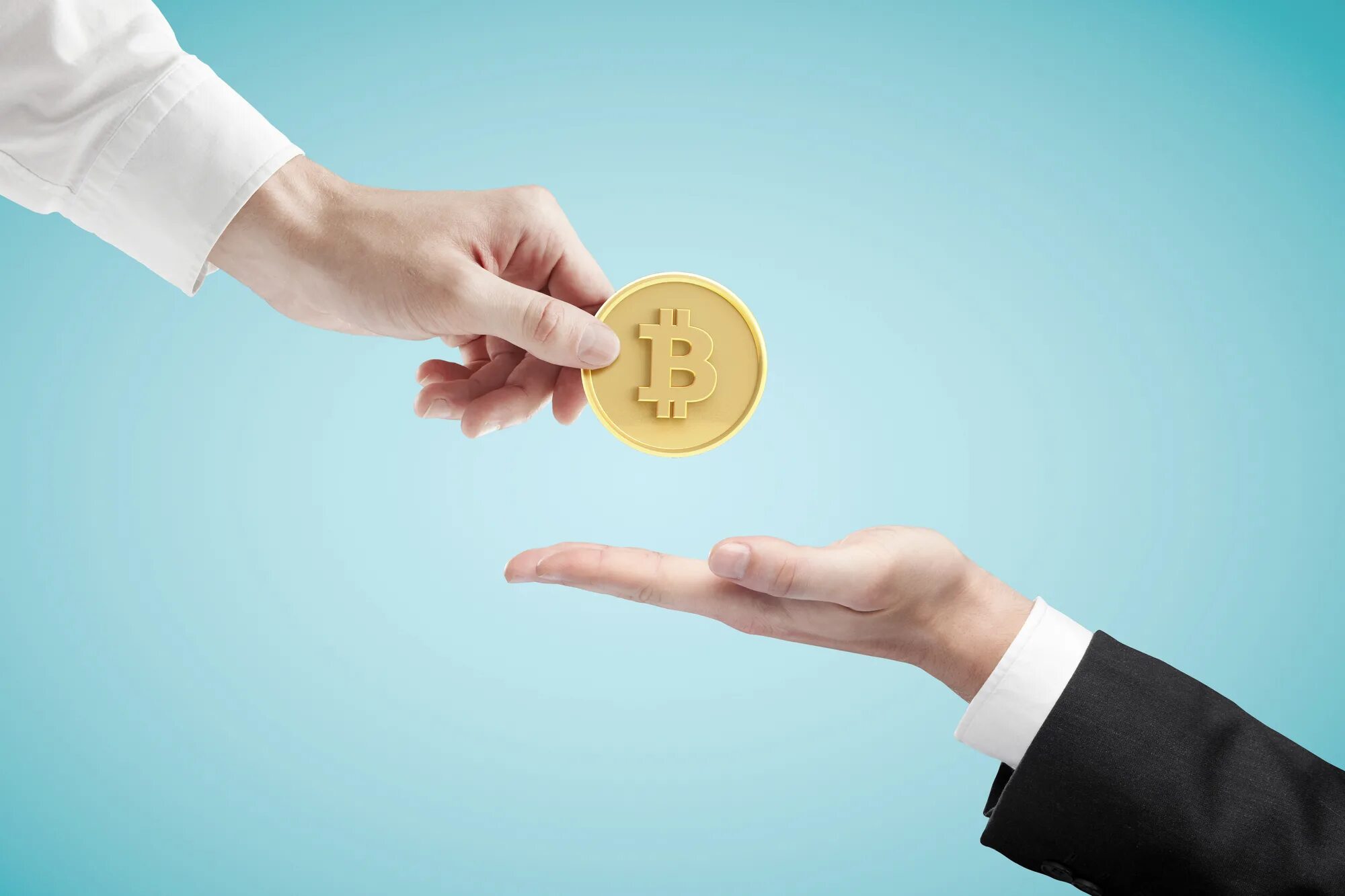 Here is money. Рука с монеткой. Человек с монетой в руках. Биткоин в руке. Протянутая рука с монетой.
