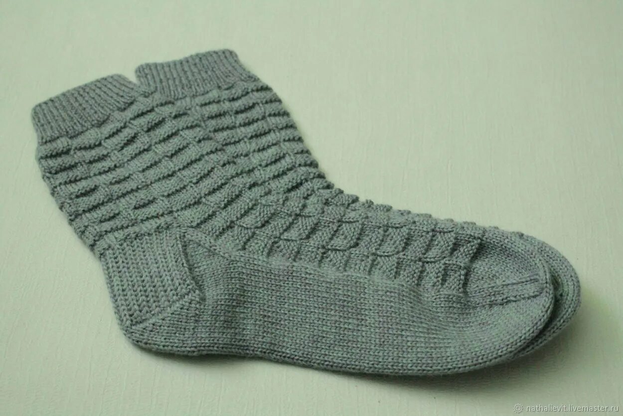 Вязание спицами мужские носки 43 размера. Вязаный мужской носок 43 размер. Простые мужские носки спицами описание. Простые мужские носки спицами описание. Вязаные мужские носки спицами на 41 размер.