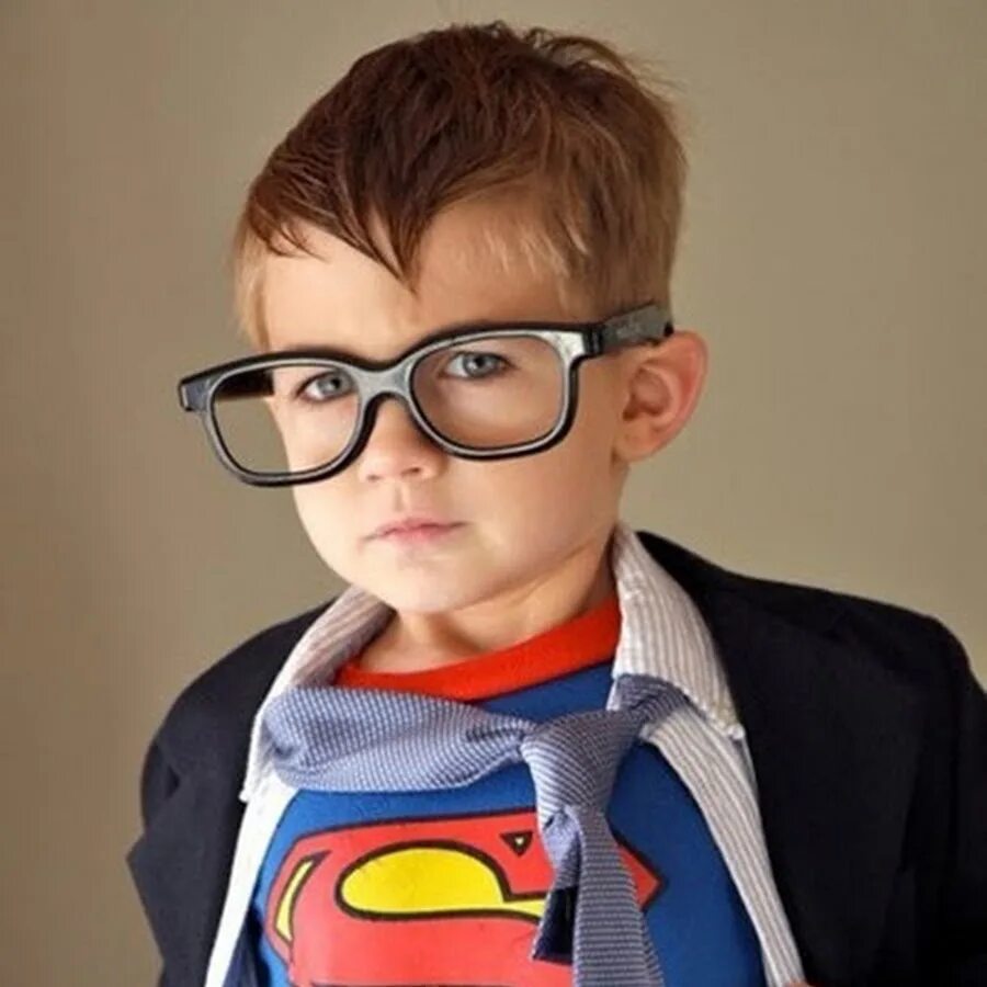 В группе 28 мальчиков. Крутой школьник. Ребенок в костюме супергероя. Школьник в очках. Крутой мальчик в очках.