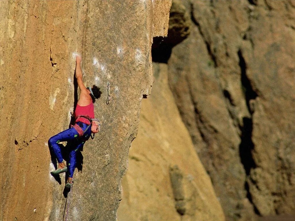 They climb like. Скалолаз. Скальный альпинизм. Лазить по горам. Скалолазание по отвесной скале.