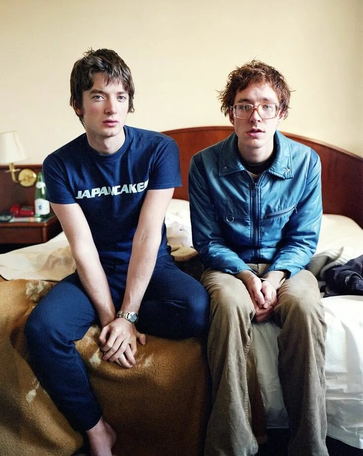 Kings of convenience. Группа kings of convenience. kings of convenience 2025. kings of convenience riot on an empty street.