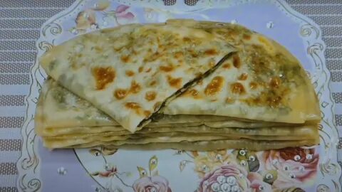 Кутабы с творогом и зеленью на сковороде