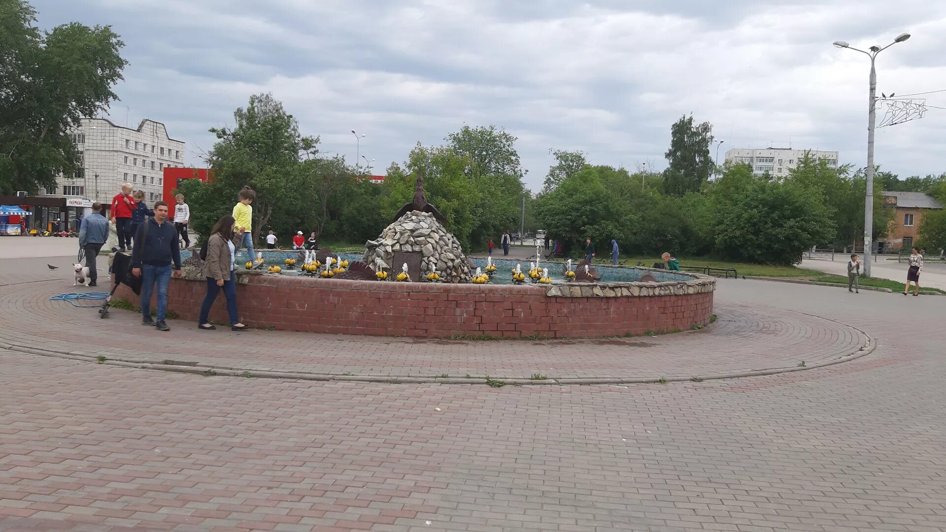 Родник закамск. Пермь Закамск фонтан. Пермь Закамск фонтан тетерев. Фонтан Пермь Кировский район. Фонтан в Закамске Пермь.