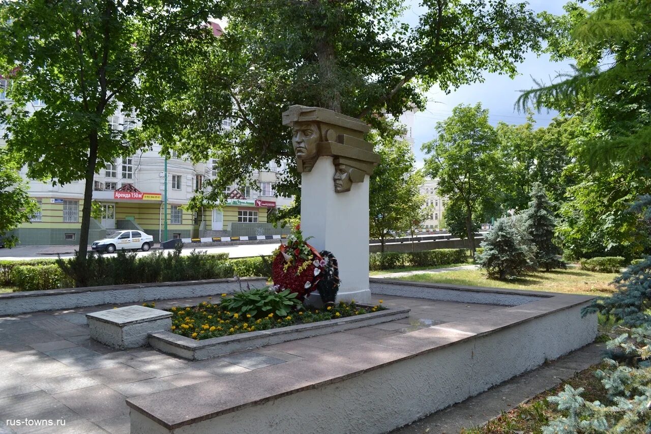 Барашева 7 липецк. Памятник им барашева липецк. ул осипенко липецк памятники. гимназия 69 липецк памятник.