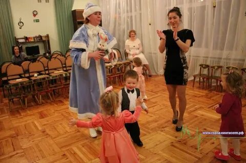 Воспитатель на утреннике