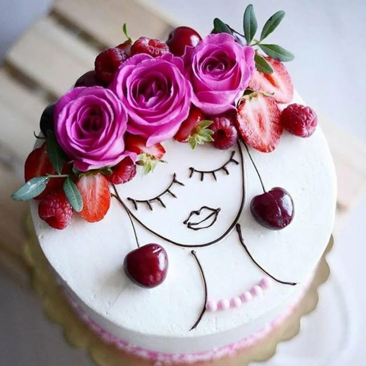 Как украсить торт девушке. Красивые торты для девочек. Декор торта для девочки. Красивый торт для девушки. Красивые тортики на день рождения.
