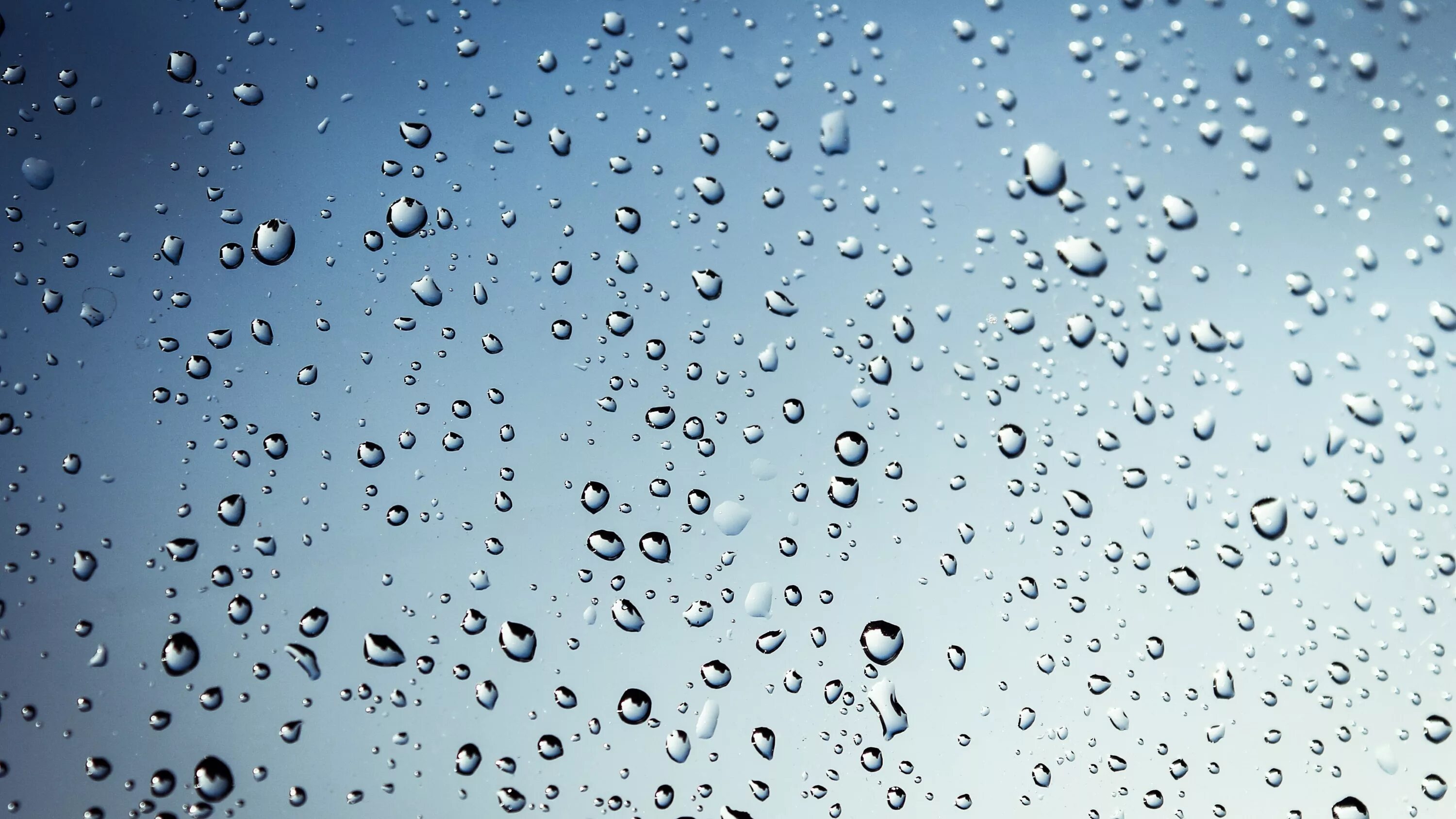Капли на букву з. Капли воды. капли на стекле. вода фон. дождевые капли.