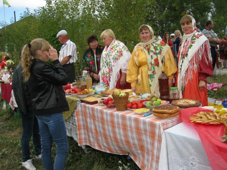 Застолье на Троицу. Стол на красную горку. Красная горка православный праздник. Традиции красной горки. Сегодня красная горка