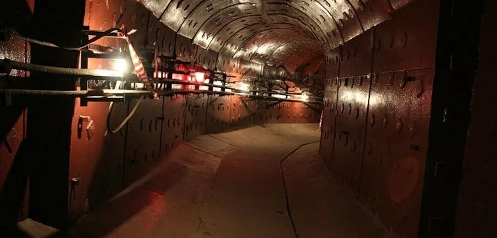 Бункер-703 мид ссср. Убежище в бункер 2023. Бункер на павелецкой. Бункер атомных испытаний. Бомба убежище шелтер.