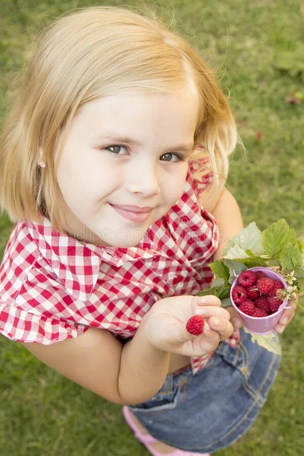 Kara duhe 2020. Малиновая девочка летов. Малина для детей в сад. Девушка с ягодами. Девушка в малине.