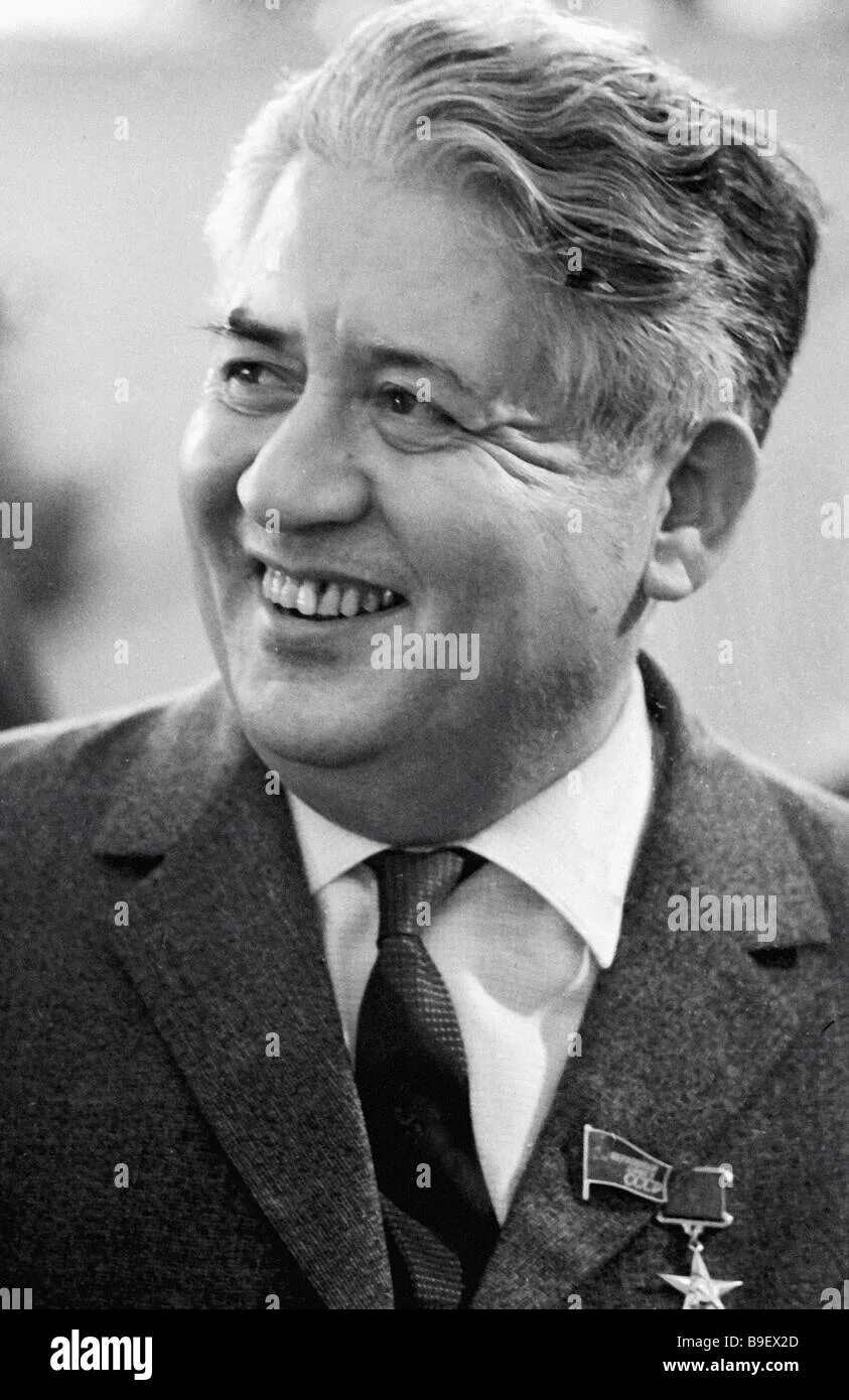 Мирзо турсун-заде. Мирзо турсун-заде. Мирзо турсун-заде таджикский поэт. Герой таджикистана мирзо турсунзода. Мирзо турсун-заде таджикский поэт.