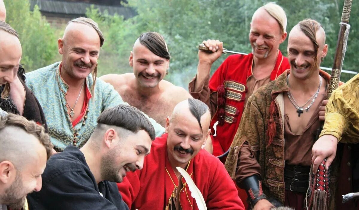 Почему запорожские казаки. Чубы запорожских Казаков. Прически Казаков Запорожской Сечи. Запорожский казак Оселедец. Прически запорожских Казаков.