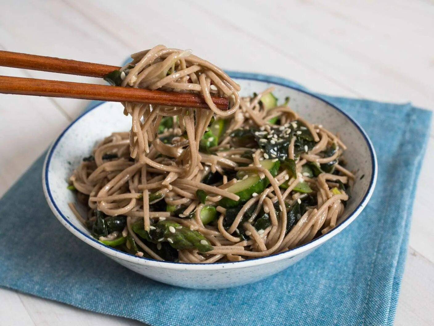 Соба еда. Лапша гречневая/ buckwheat soba noodles. японская лапша соба. лапша соба нудл. японская еда соба.