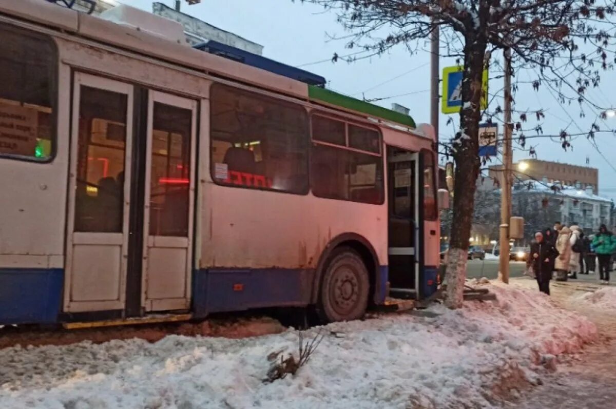 Троллейбус 10 едет. 10 троллейбус во владимире. новые троллейбусы во владимире.