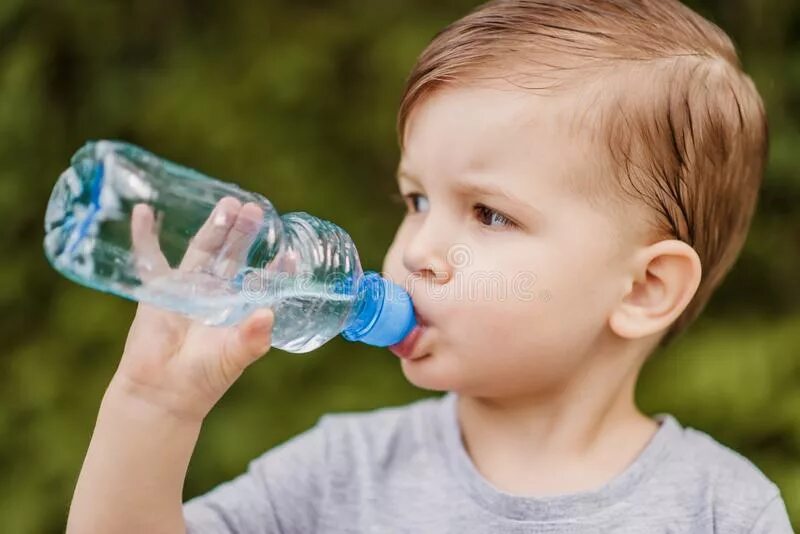 Дети пьют из бутылки. Бутилированная вода для детей. Ребенок пьет из бутылки. Ребенок с бутылкой воды. Бутылка детская чистая вода.