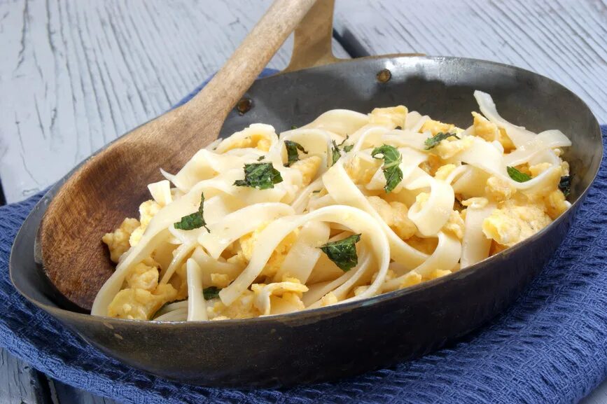 Лапша с сыром на сковороде. Макароны с яйцом. макароны с яйцом и сыром. спагетти с яйцом и сыром. вермишель с яйцом.