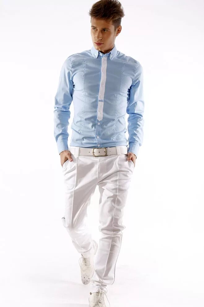 Белая рубашка штаны белые. Белая рубашка и белые брюки. Белая рубашка штаны белые. Белая рубашка штаны белые. Белые джинсы мужские.