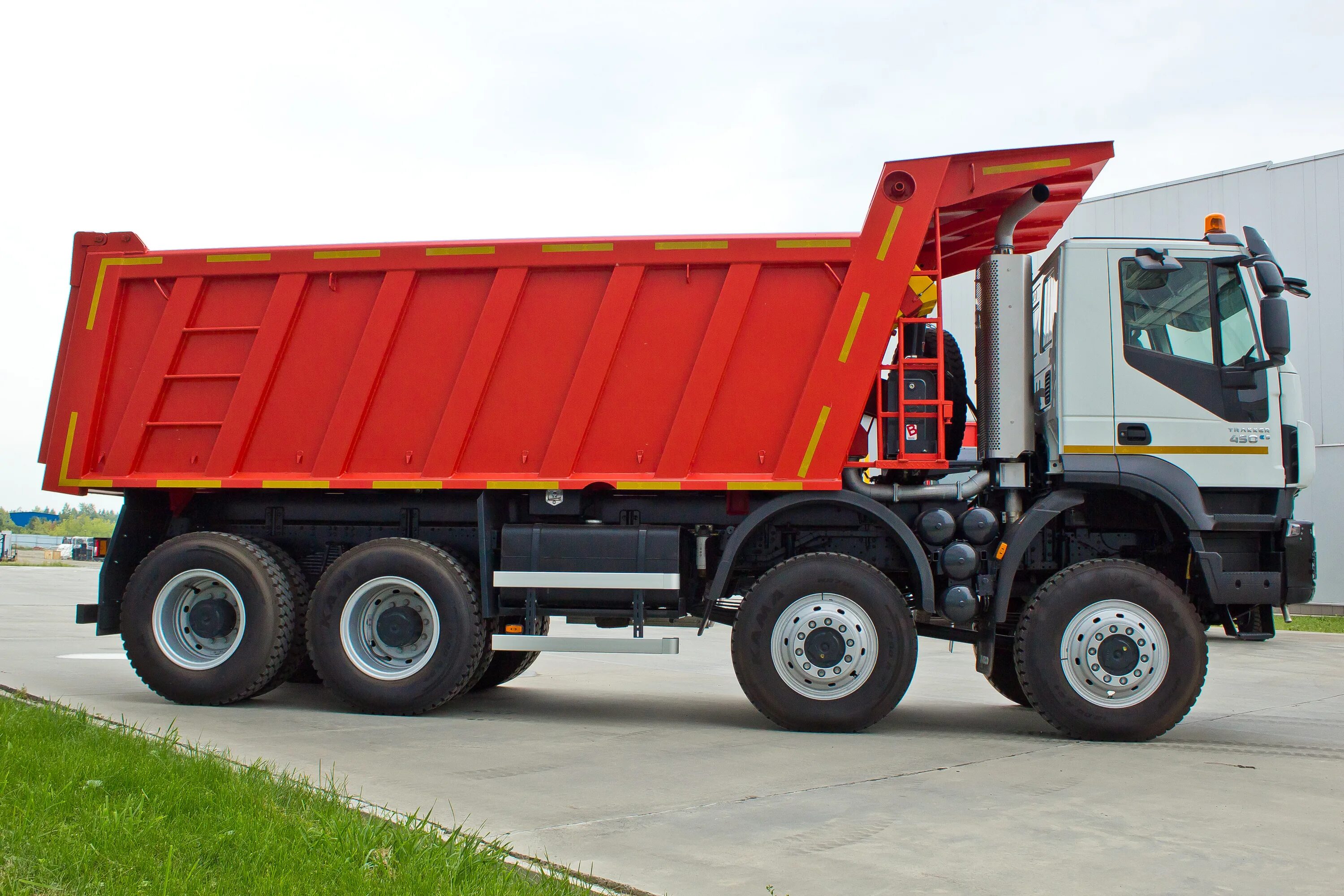 Iveco самосвал. Новый самосвал ивеко 8х4. iveco trakker 6x6 самосвал. ивеко траккер 8х4. iveco trakker 8x4 самосвал.