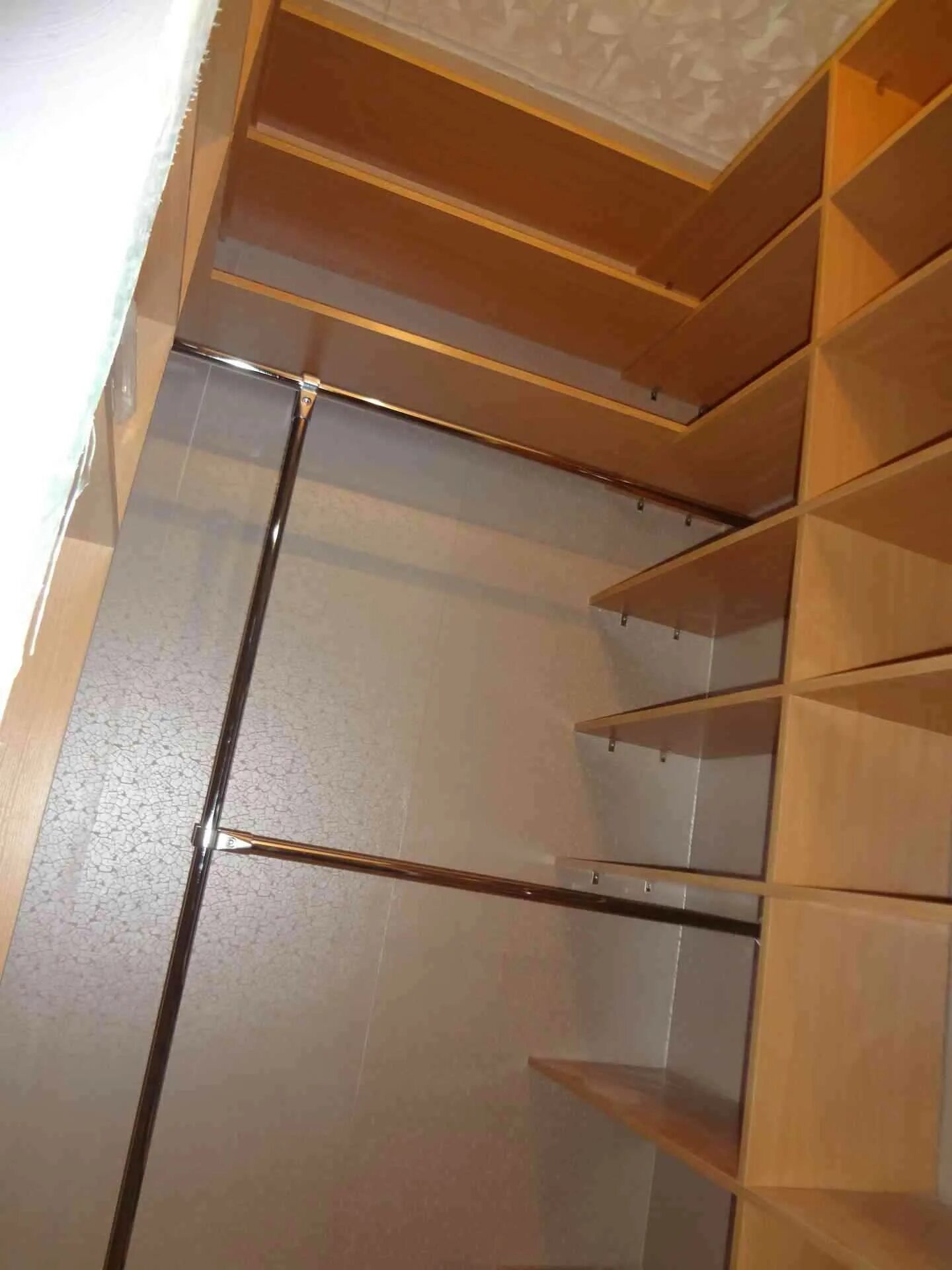 Как самому сделать гардеробную. Планировка гардеробной 3м2. Гардеробная комната. Удобные гардеробные. Гардеробная под верхнюю одежду.