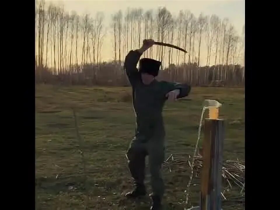 Фланкировка реакция иностранцев. Казачка с шашкой фланкировка. Фланкировка шашкой. Фланкировка реакция иностранцев. Фланкировка шашкой.