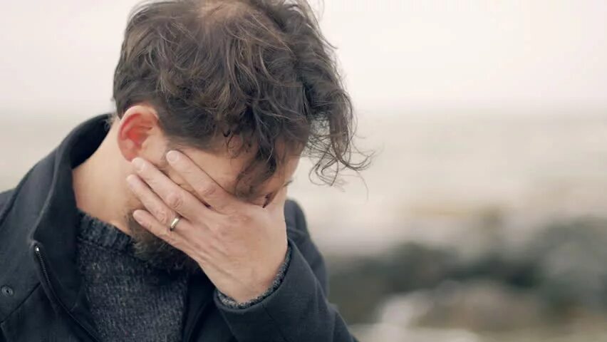 Молодой парень плачет. Грустный подросток. Мужские страдания. Слеза на мужской щеке. Tushkunlik.