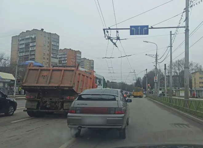 Троллейбус обрыв. Обрыв троллейбусных проводов. обрыв троллейбусных проводов в москве. троллейбусные провода в балашихе на переноской. обрыв троллейбусных проводов на большой серпуховской улице.