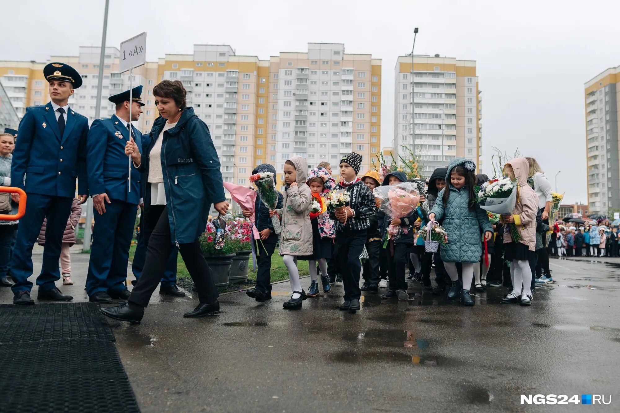 1 сентября красноярск мероприятия. Норильск школа 26. Ученик с одной розой 1 сентября. 1 сентября красноярск мероприятия. Класс в школе.