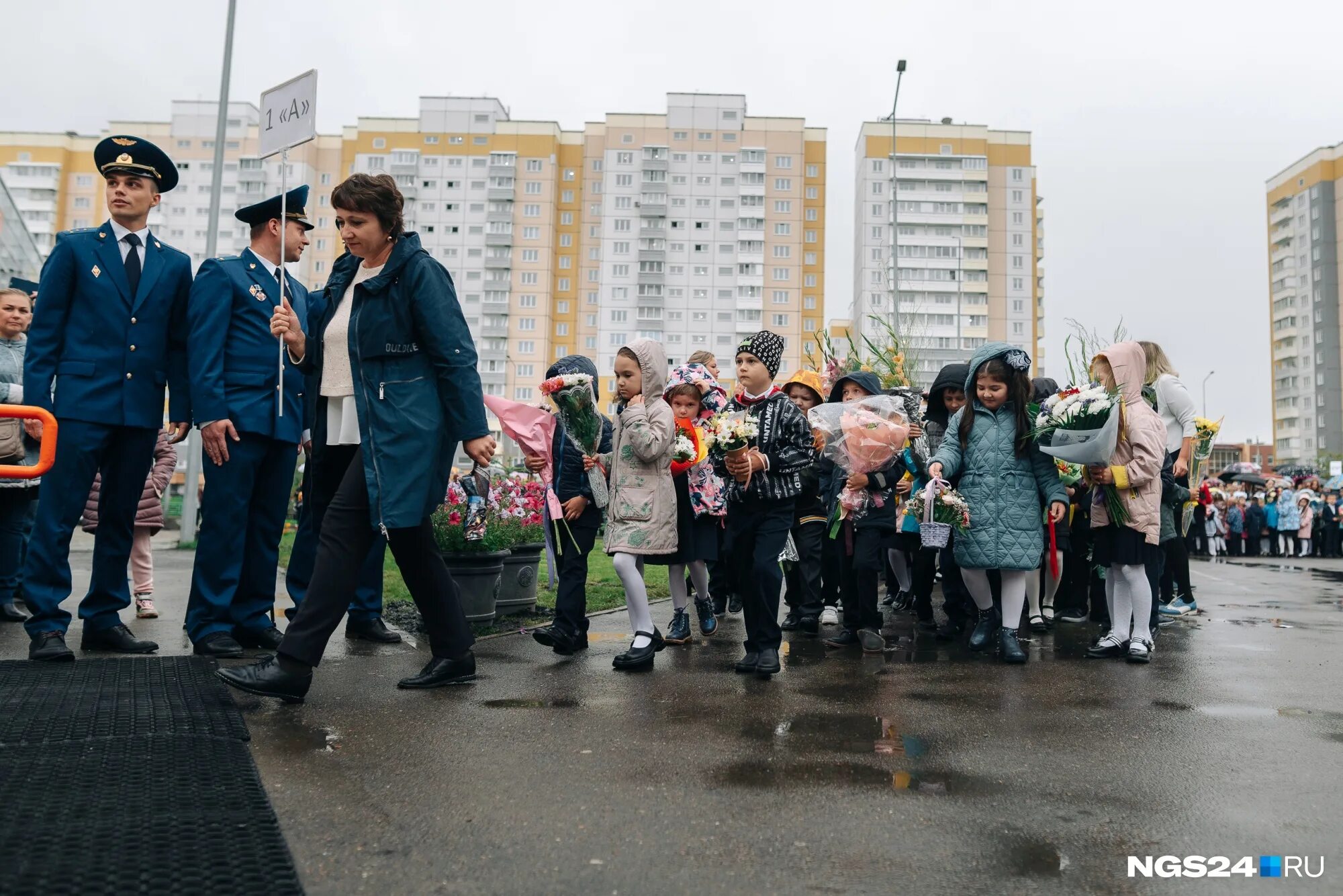 Школа в солнечном красноярск. Школа 24 Красноярск. Новая школа в Солнечном Красноярск. 1 Сентября в школах Красноярска.