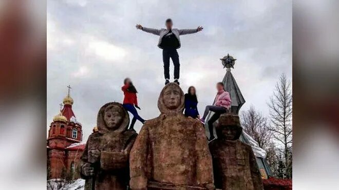 Залезли на статую