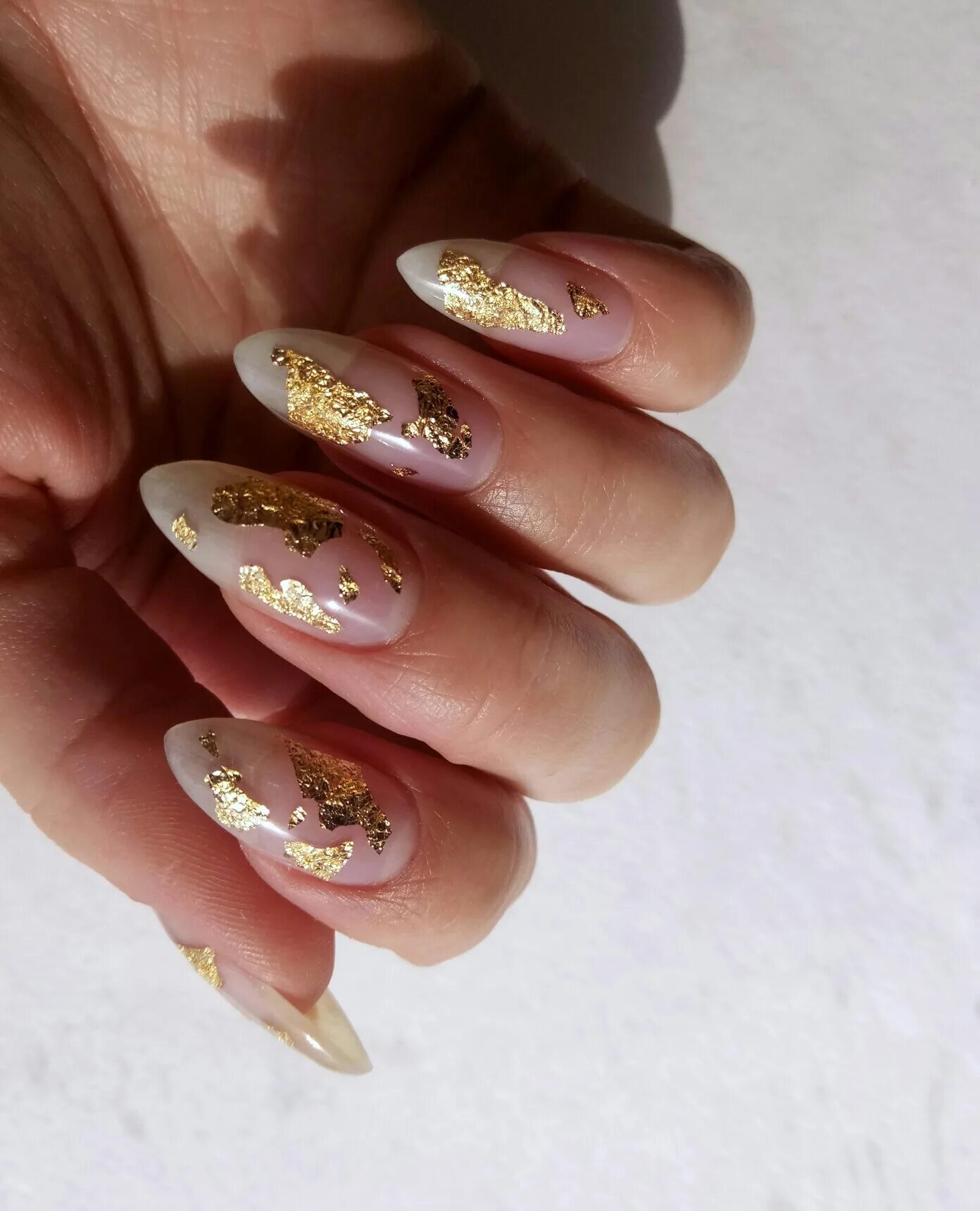 маникюр с золотом на короткие. маникюр 2022 поталь с поталью. молочный с золотой поталью. молочный с золотой поталью. нюдовый маникюр с золотой фольгой.