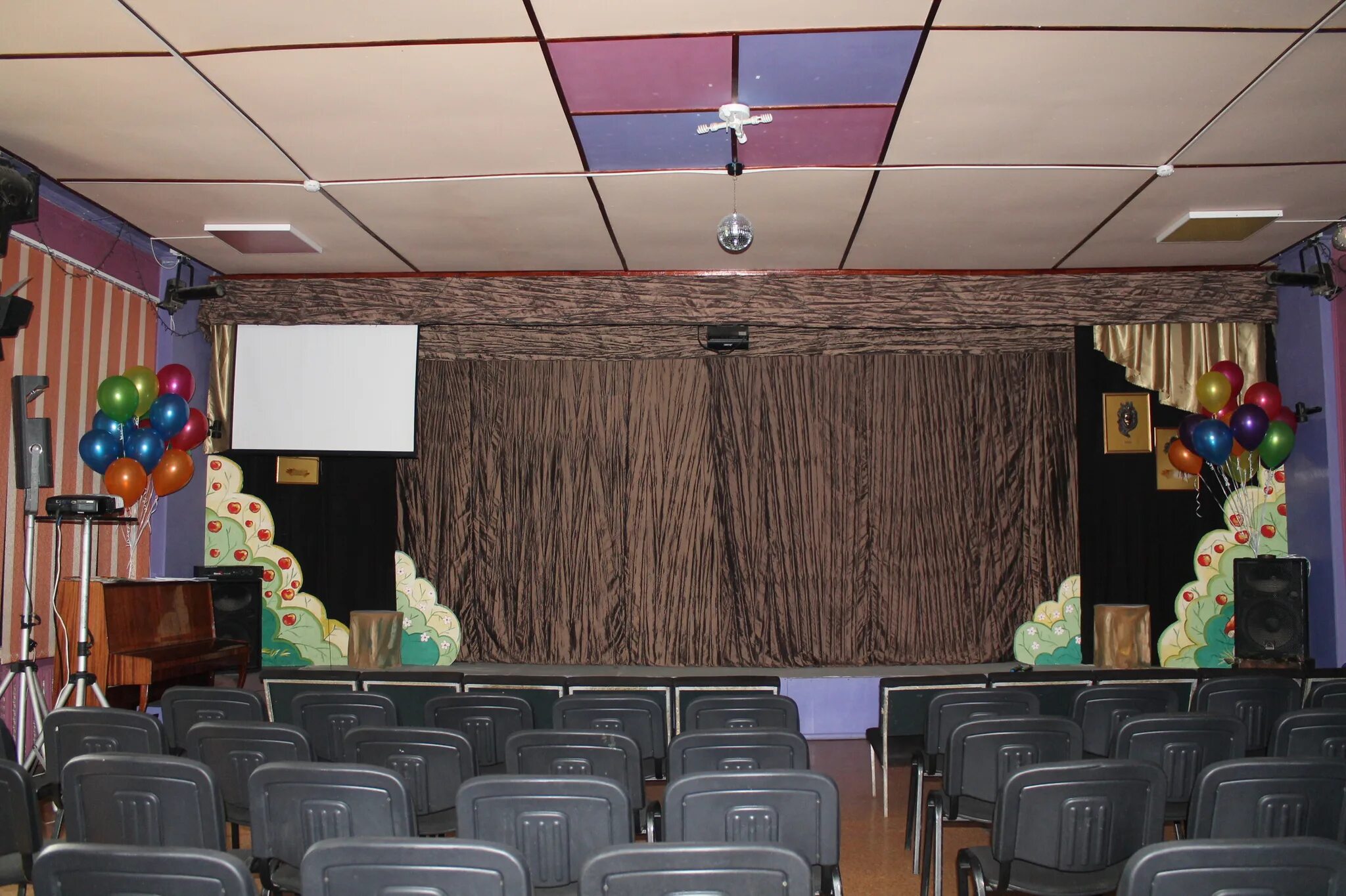 Площадь заводская астрахань. Дом творчества успех астрахань. Дом творчества успех. Дом творчества успех. Дворец детского творчества астрахань.