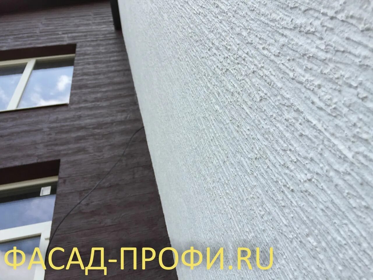 Фасады домов короед серый. Фасад короед. короед штукатурка фасадная.