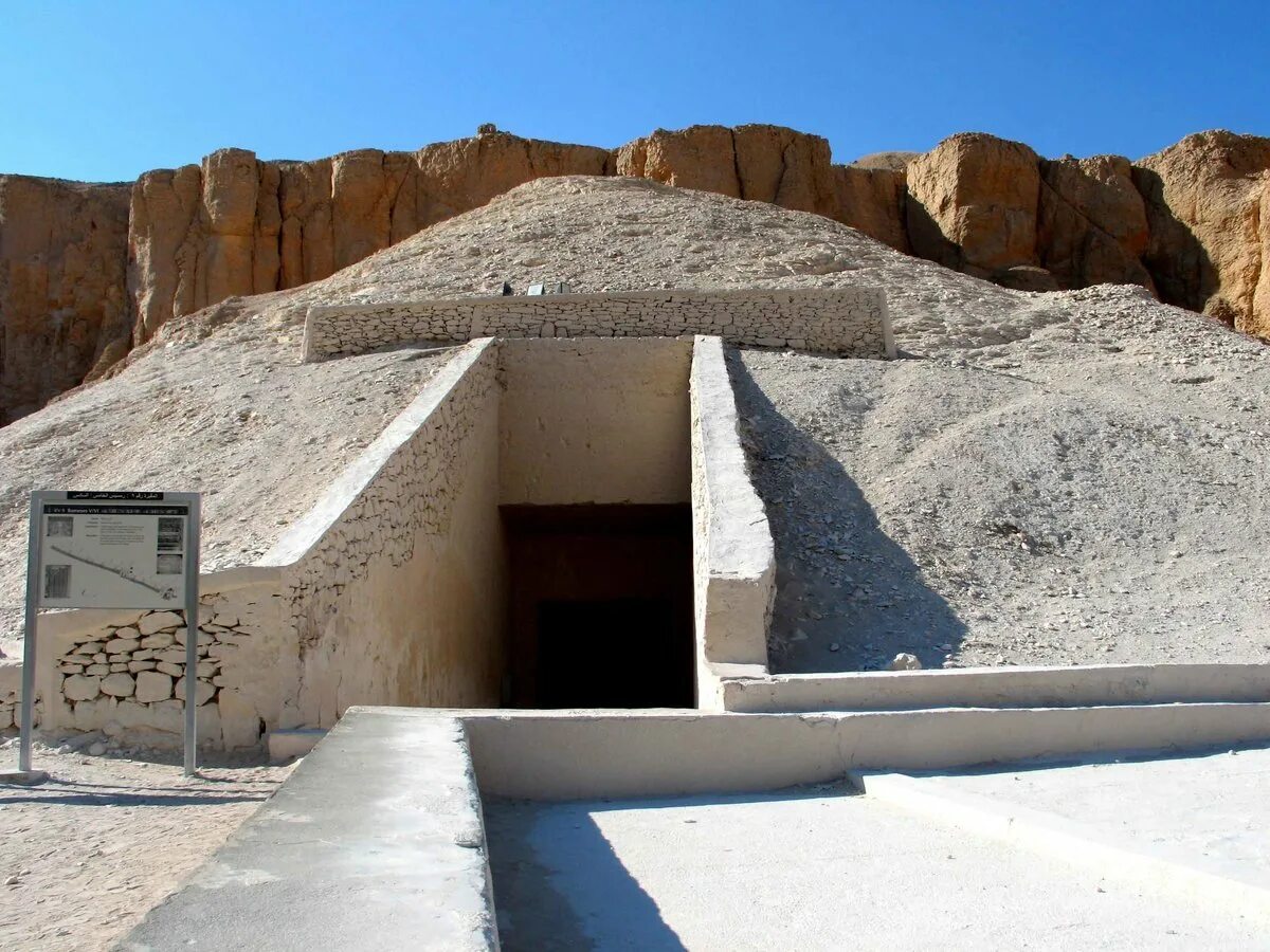 Пирамиды это гробницы фараонов. Пирамида Тутанхамона. Гробница Тутанхамона в Египте. Долина царей Египет Гробница Тутанхамона. Пирамида Тутанхамона в Египте.