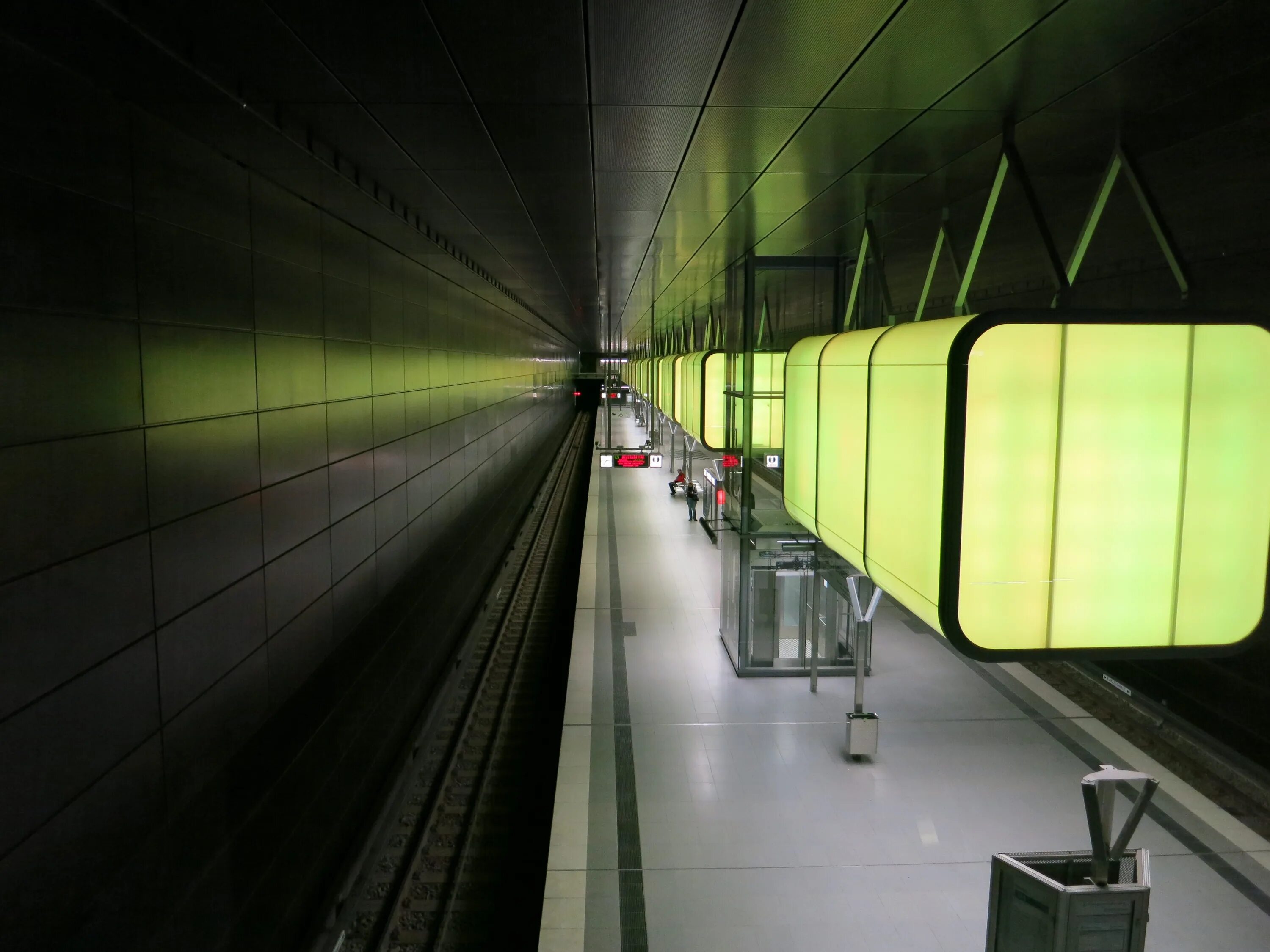 Станция метро Waternau Гамбург. Метро в Европе. Туннель дневного света. Subway Station.