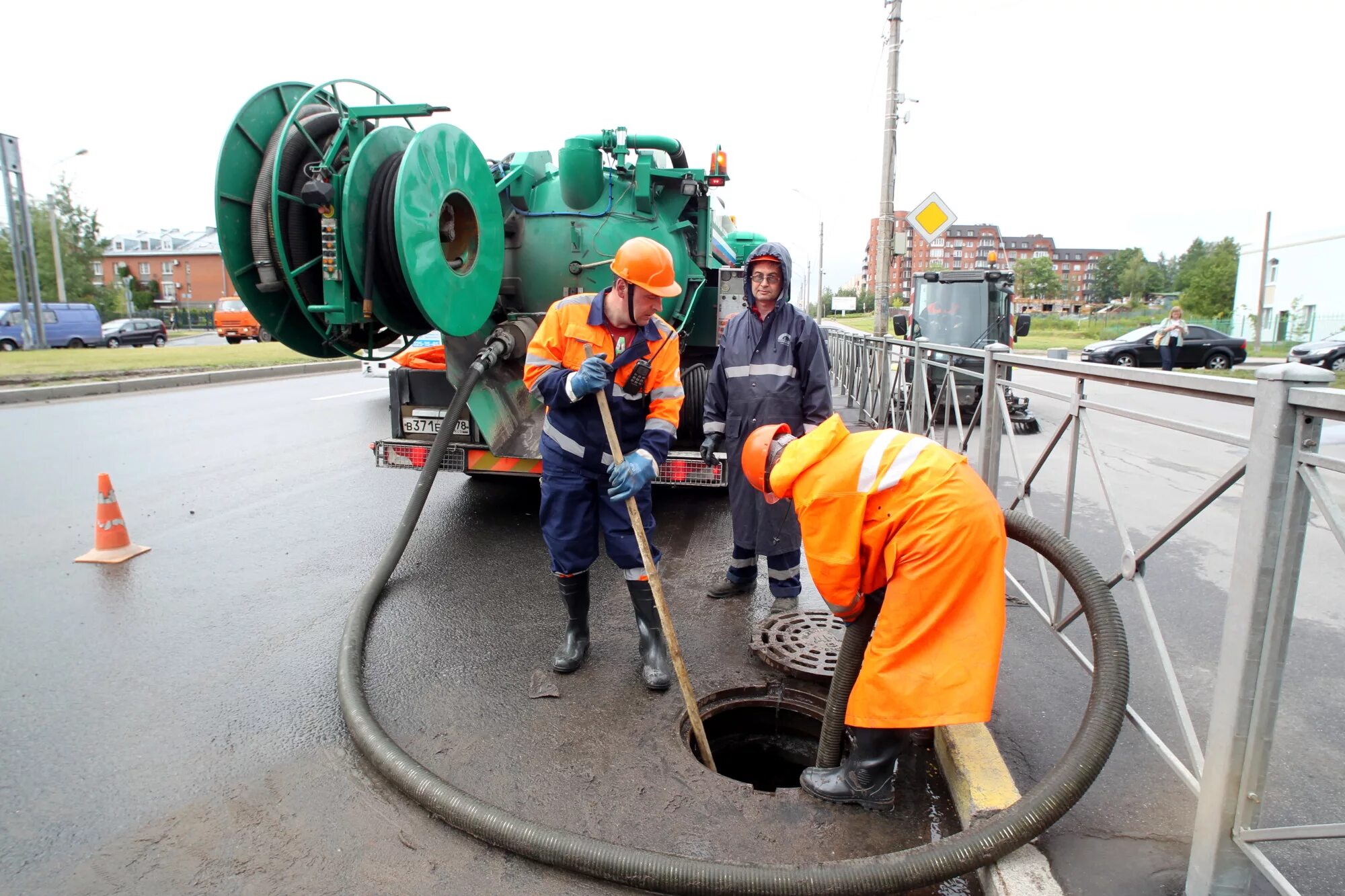 Предприятие ГУП Водоканал Санкт Петербурга. Илосос Водоканал. Канализация Водоканал. Работник канализации.