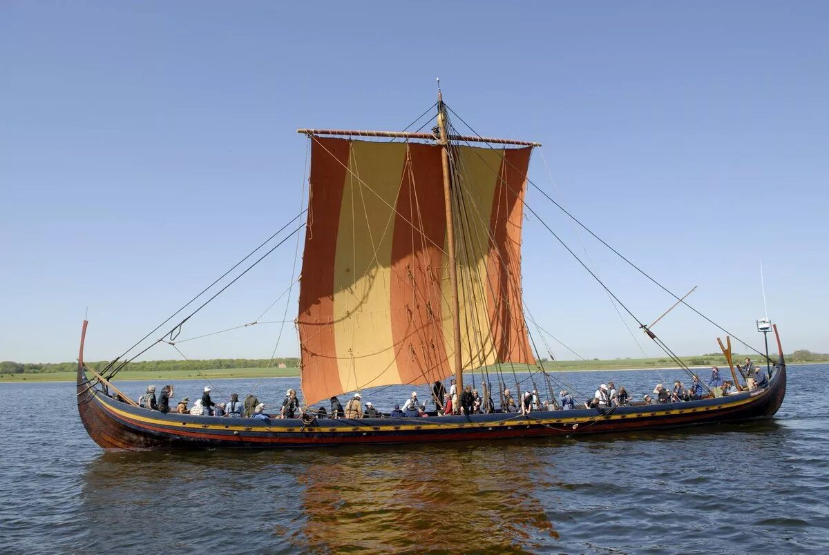 Река ладью. Лодки викингов драккары. Драккар судно викингов. Ладья Драккар викингов. Снеккар корабль.