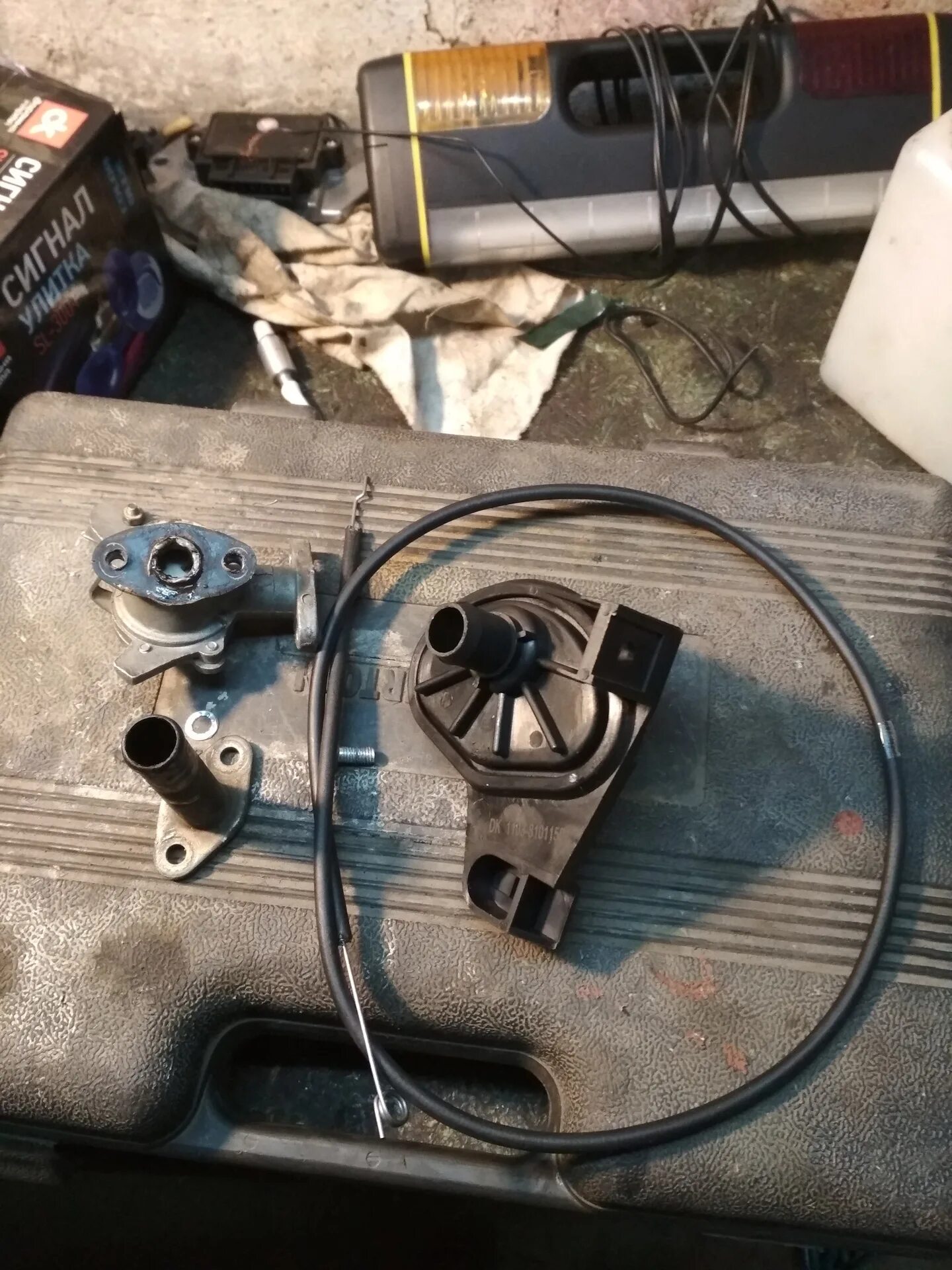 Ваз 2112 кран отопителя печки. Краник печки ваз 2110. Кран печки ваз 2112. Ваз 2112 кран отопителя печки. Где находится кран печки ваз 2112.