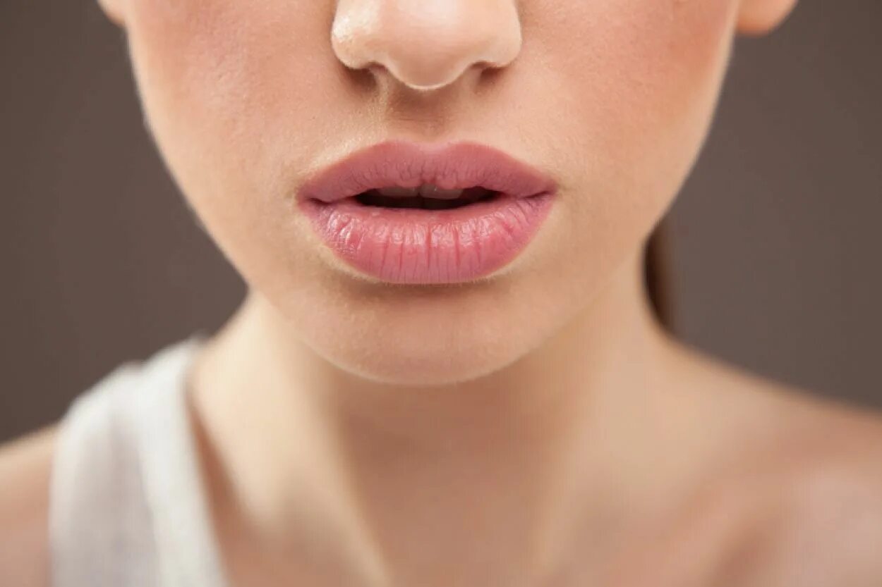 Close lips. Пухлые губы. Женские губы. Красивые женские губы. Красивые губы девушек.