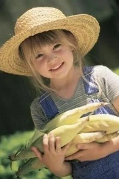 Country children. Красивые люди дети. Farmer Kids. Child in a Straw hat. Country girls make do Corn.